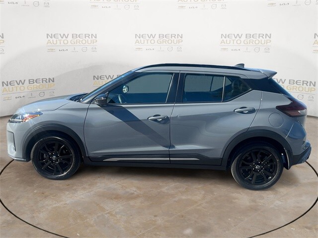2022 Nissan Kicks SR photo 2