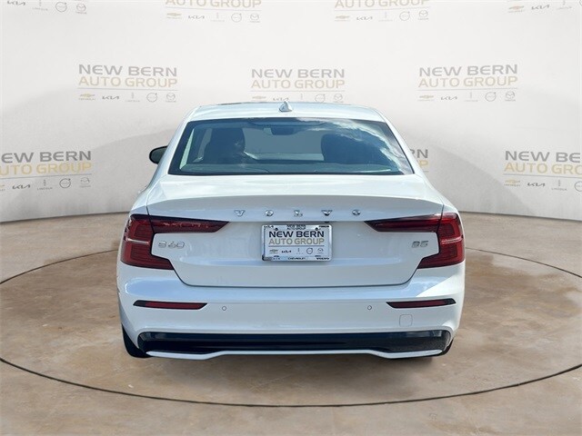2023 Volvo S60 B5 Plus photo 4