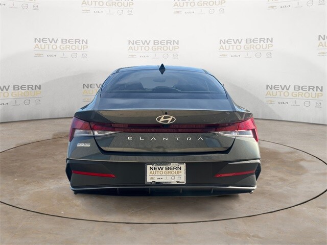 2024 Hyundai Elantra SEL photo 4