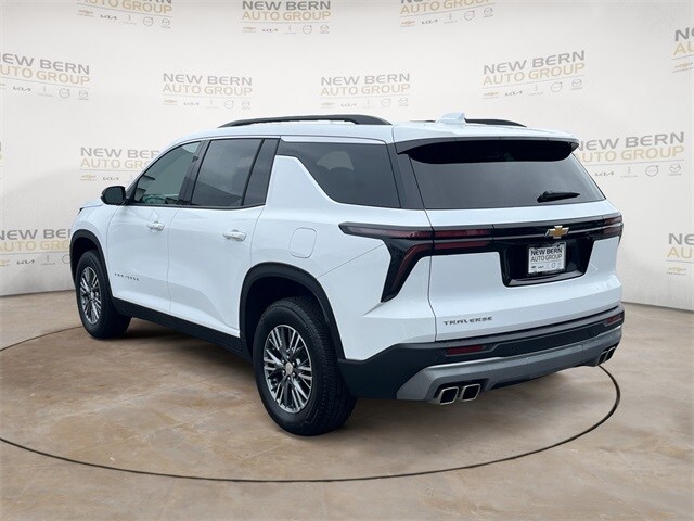 2025 Chevrolet Traverse photo 2