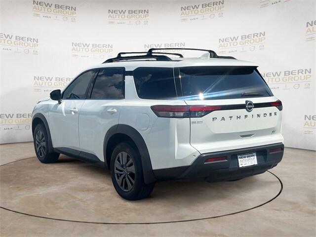 2022 Nissan Pathfinder SV photo 2