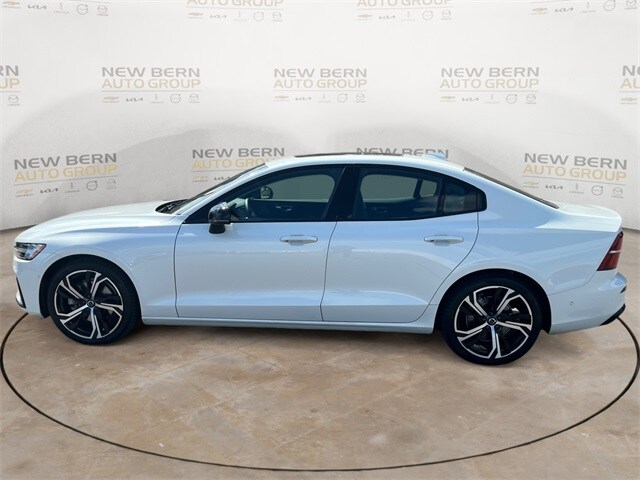 2023 Volvo S60 B5 Plus photo 2