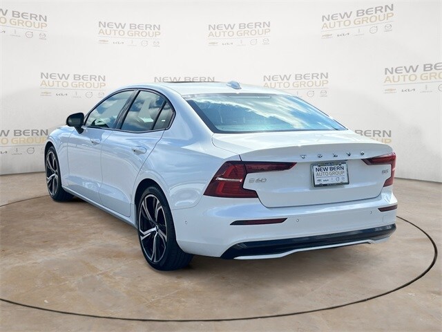 2023 Volvo S60 B5 Plus photo 3