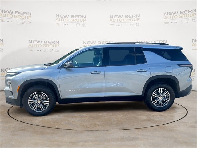 2025 Chevrolet Traverse photo 2