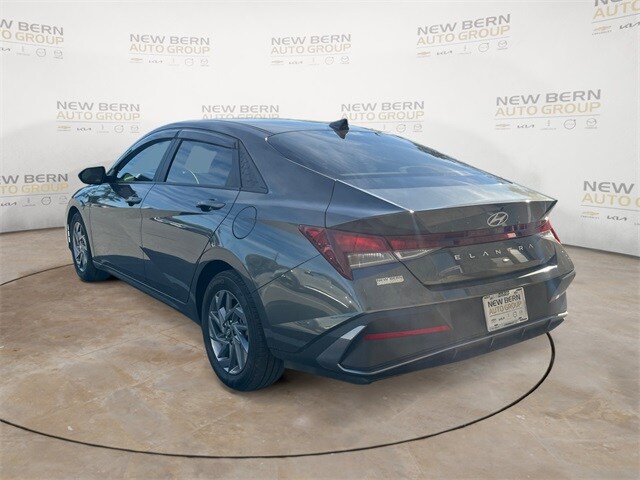 2024 Hyundai Elantra SEL photo 3