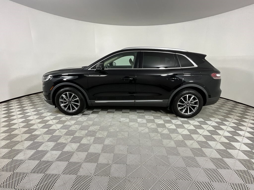 2022 Lincoln Nautilus Standard photo 2