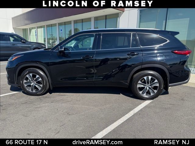 2020 Toyota Highlander XLE photo 2