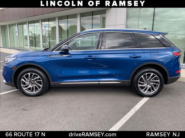 2021 Lincoln Corsair Standard photo 2