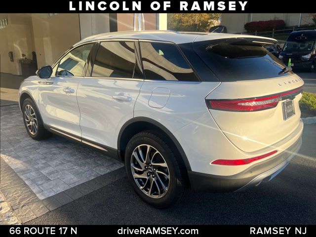 2022 Lincoln Corsair Standard photo 3