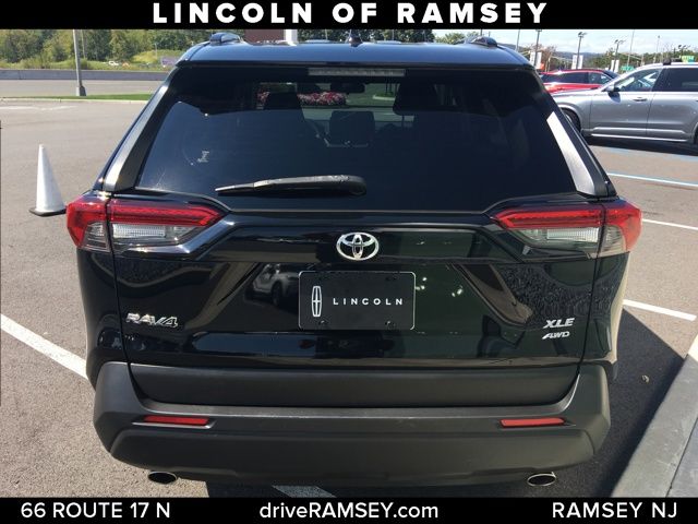 2019 Toyota RAV4 XLE Premium photo 4