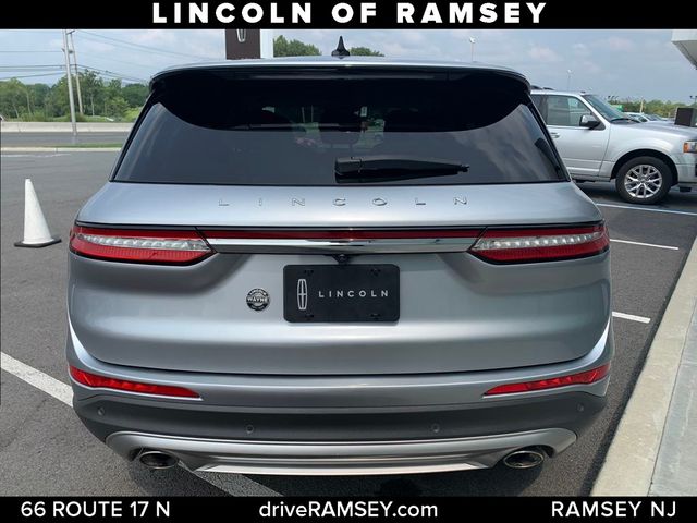 2022 Lincoln Corsair Standard photo 4