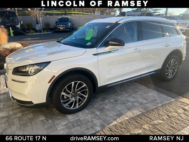 2022 Lincoln Corsair Standard photo 2