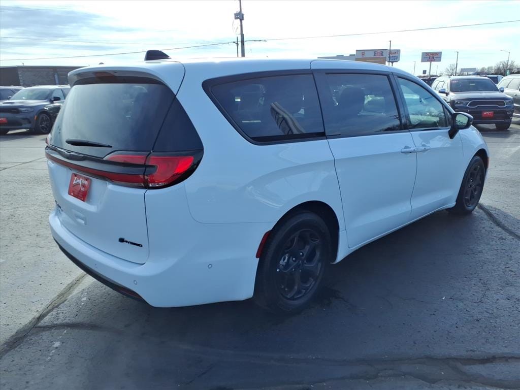 Used 2024 Chrysler Pacifica Hybrid Select Minivan/Van