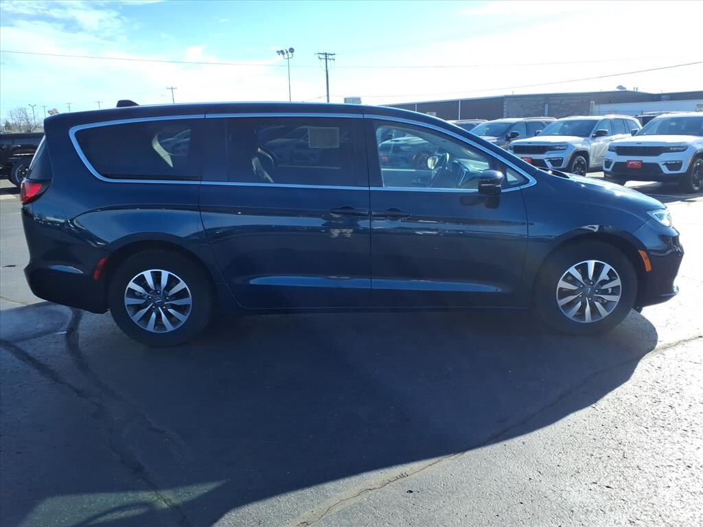 Used 2024 Chrysler Pacifica Hybrid Select Minivan/Van
