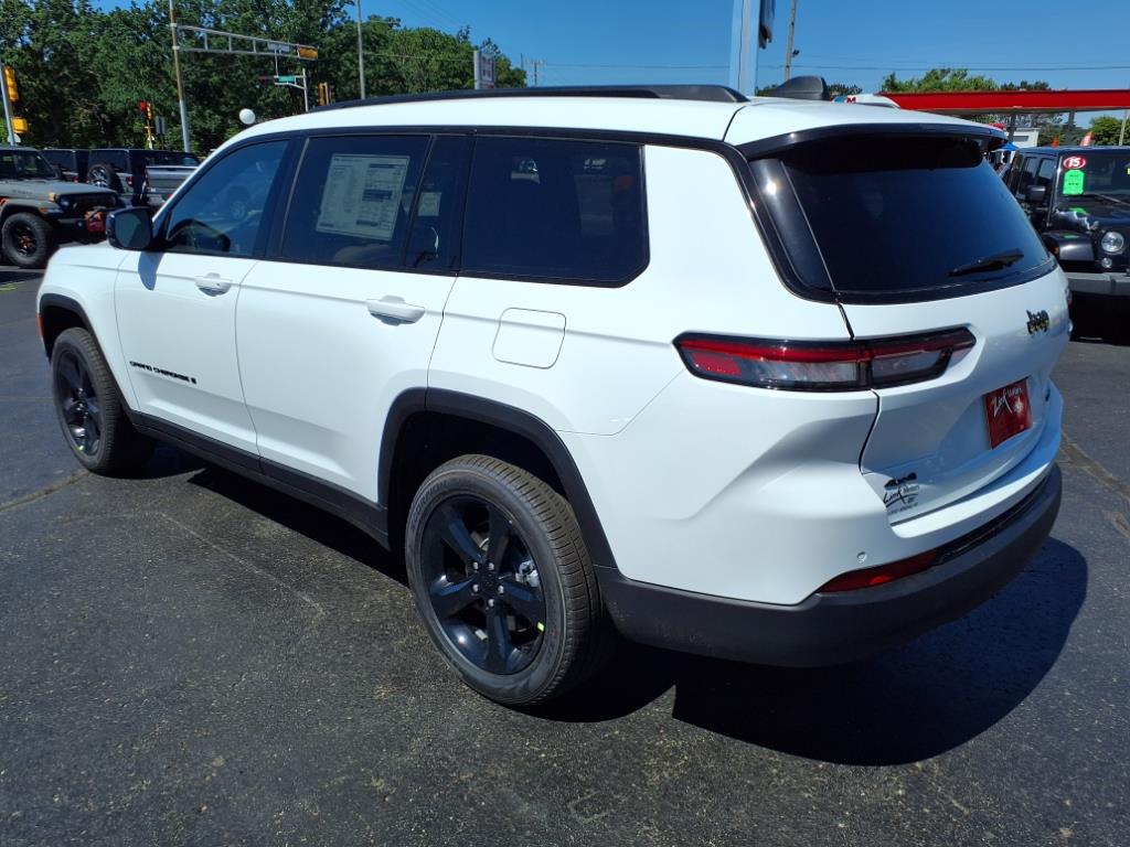 2025 Jeep Grand Cherokee Limited photo 2