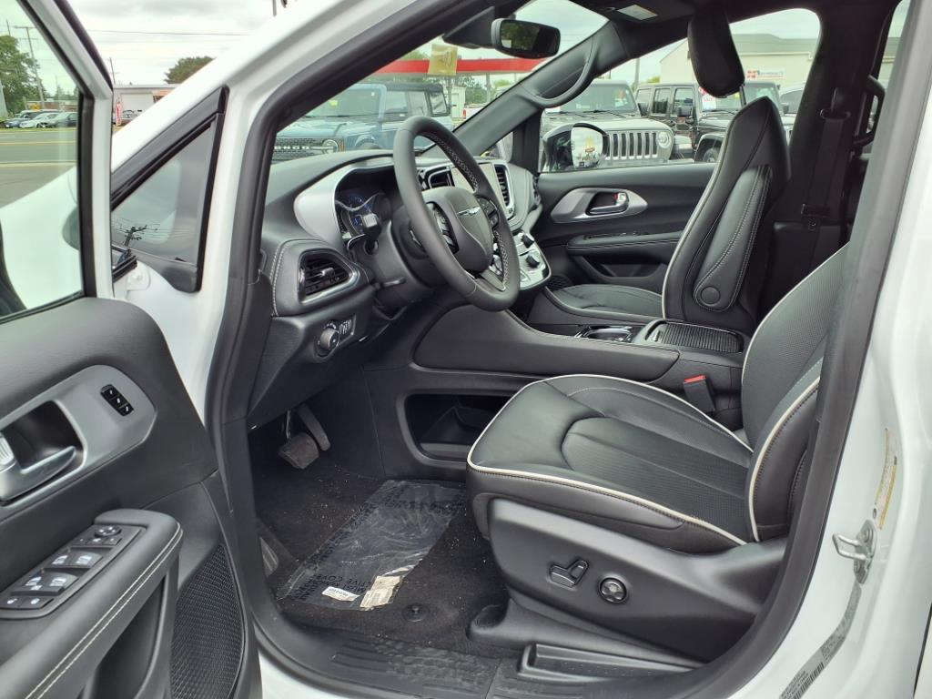 2026 Chrysler Pacifica Limited - Photo 7