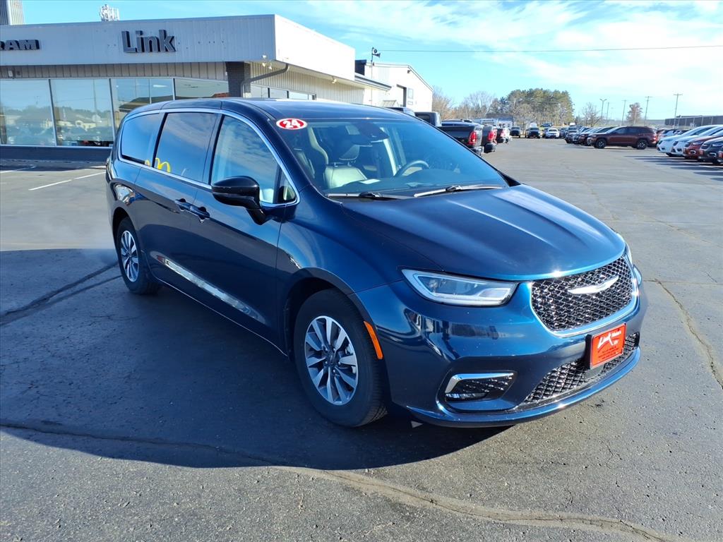 2024 Chrysler Pacifica PHEV Select's photo