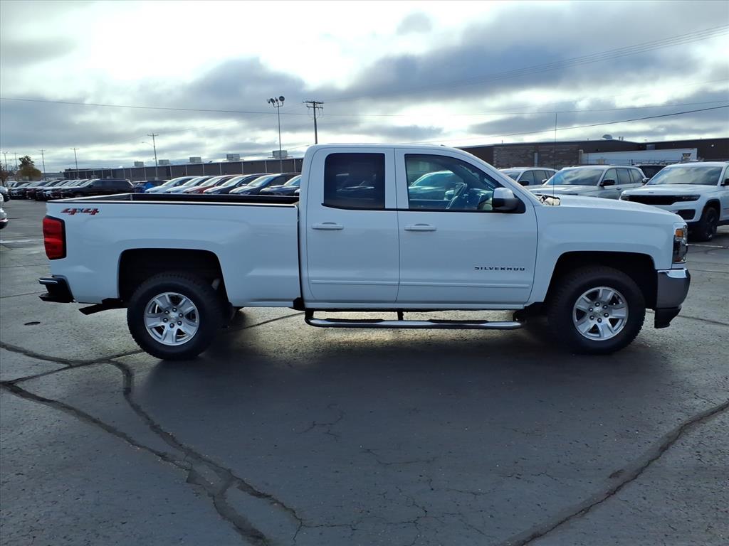 2018 Chevrolet Silverado 1500 LT photo 2