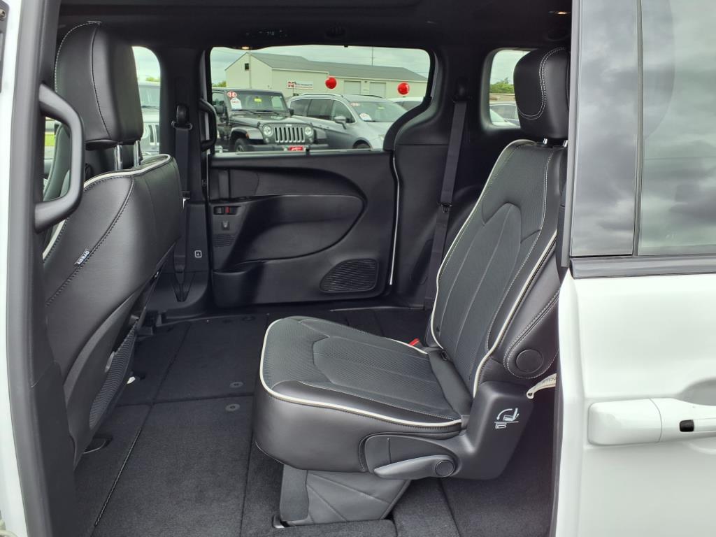 2026 Chrysler Pacifica Limited - Photo 8