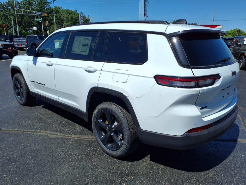 2025 Jeep Grand Cherokee Limited photo 2