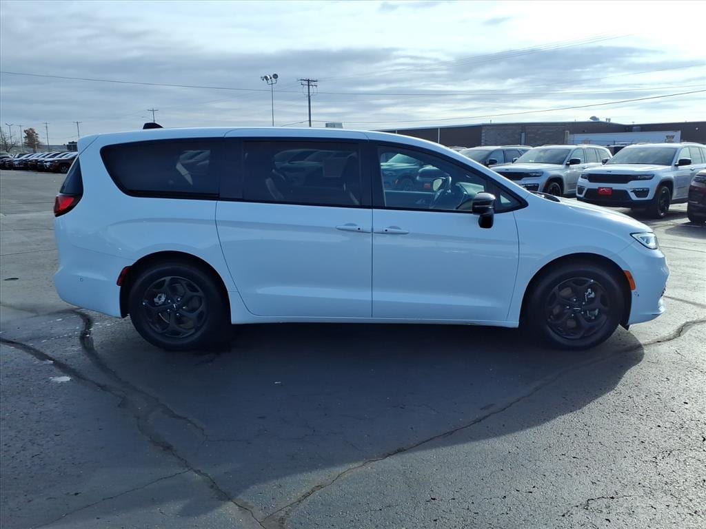 Used 2024 Chrysler Pacifica Hybrid Select Minivan/Van