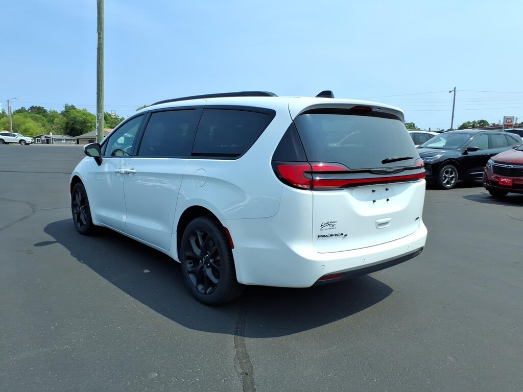 Used 2023 Chrysler Pacifica Touring L Minivan/Van