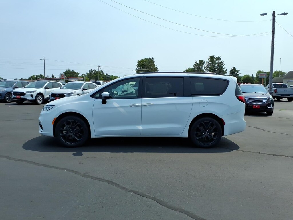 Used 2023 Chrysler Pacifica Touring L Minivan/Van