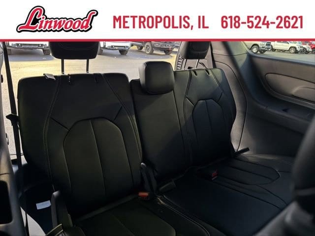 2026 Chrysler Pacifica Select - Photo 11