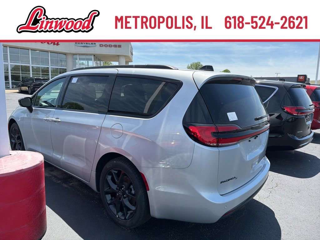 2026 Chrysler Pacifica Limited - Photo 4