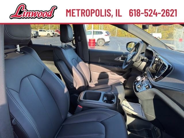 2026 Chrysler Pacifica Select - Photo 8