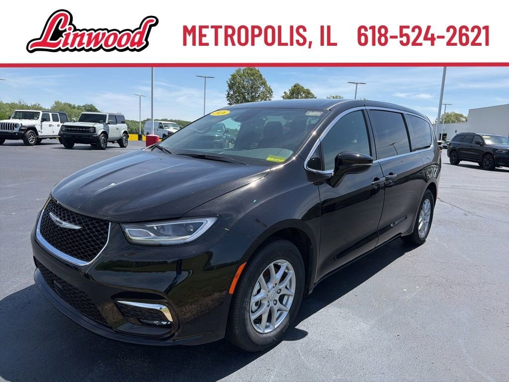 2026 Chrysler Pacifica Select's photo