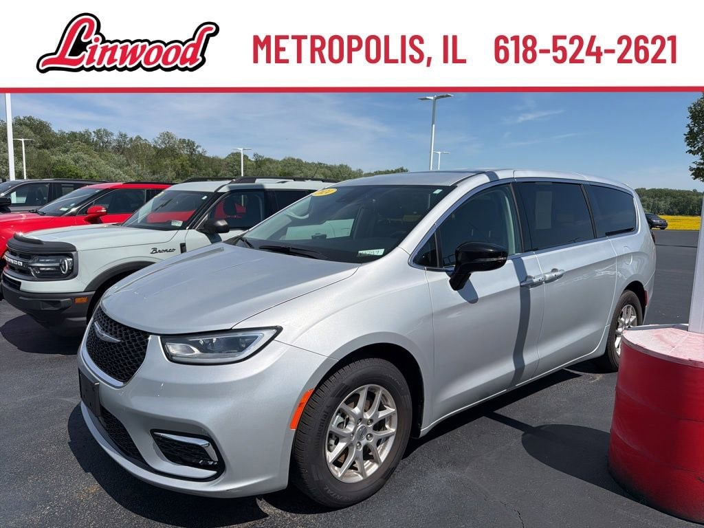 2024 Chrysler Pacifica Touring L's photo