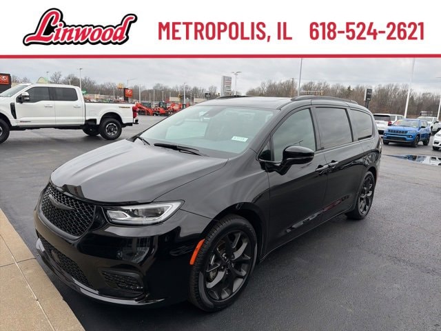 2024 Chrysler Pacifica Touring L's photo