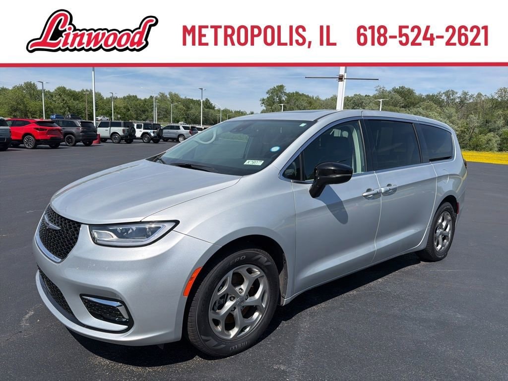 2024 Chrysler Pacifica Limited's photo