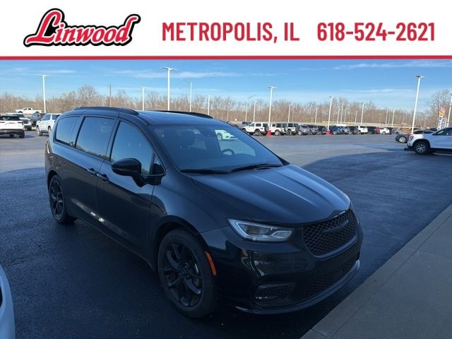 2024 Chrysler Pacifica Touring L's photo