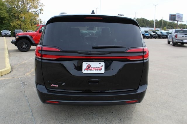 2024 Chrysler Pacifica Touring L photo 4