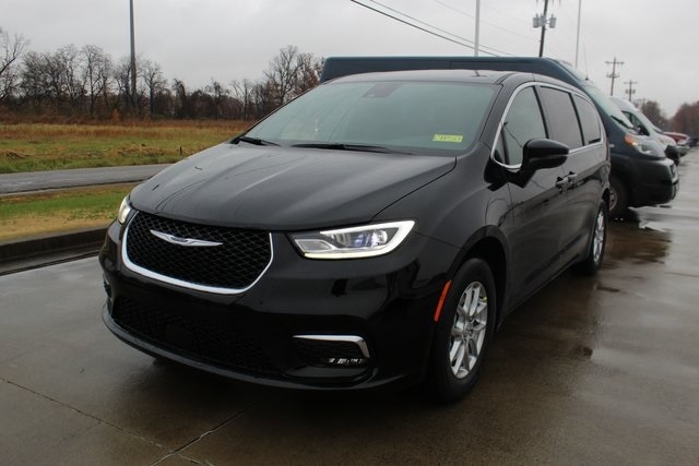 2026 Chrysler Pacifica Select's photo