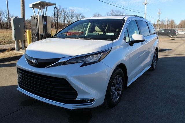 2022 Toyota Sienna XLE's photo
