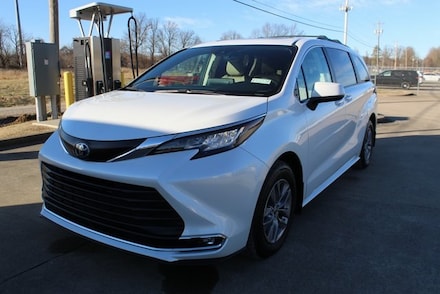 2022 Toyota Sienna XLE Minivan/Van