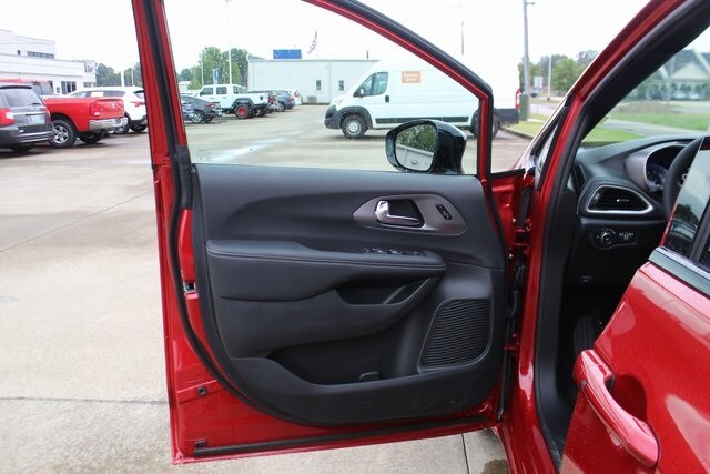 2026 Chrysler Pacifica Select - Photo 8
