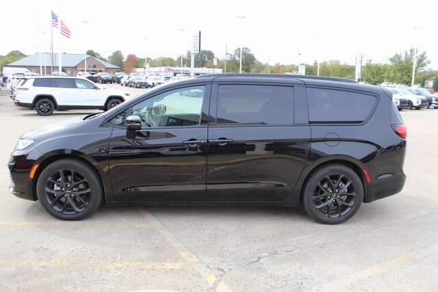 2024 Chrysler Pacifica Touring L photo 2