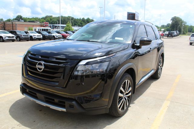 2025 Nissan Pathfinder Platinum 4WD's photo