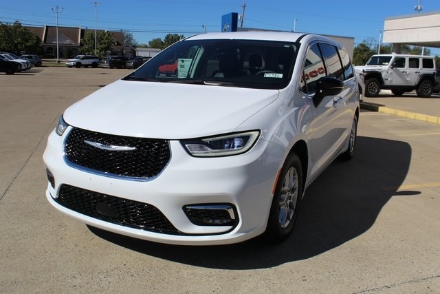 2024 Chrysler Pacifica Touring L's photo