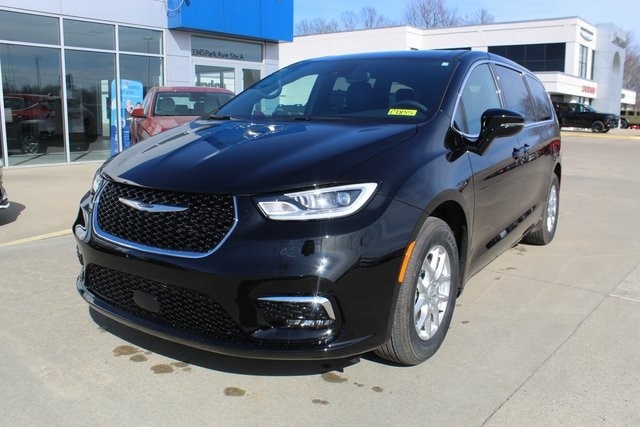 2026 Chrysler Pacifica Select's photo