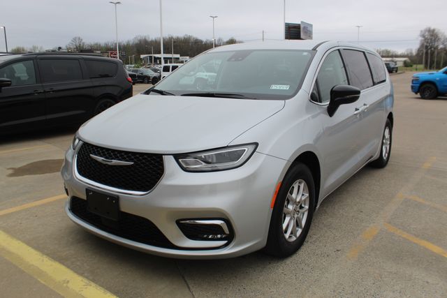 2024 Chrysler Pacifica Touring L's photo