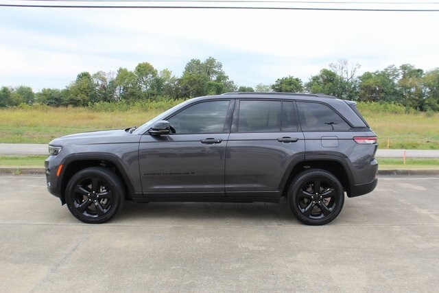 2022 Jeep Grand Cherokee Altitude photo 2