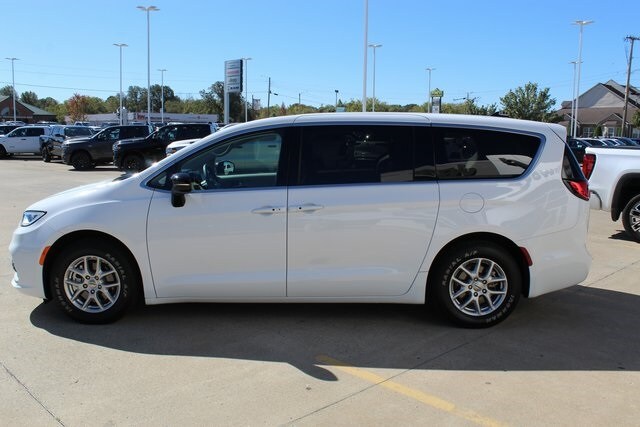 2024 Chrysler Pacifica Touring L photo 2