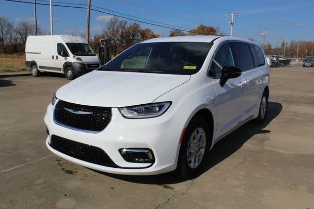 2026 Chrysler Pacifica Select's photo