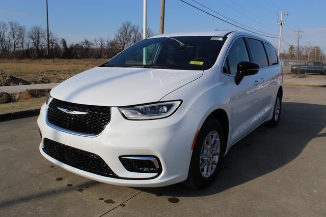 2026 Chrysler Pacifica Select's photo