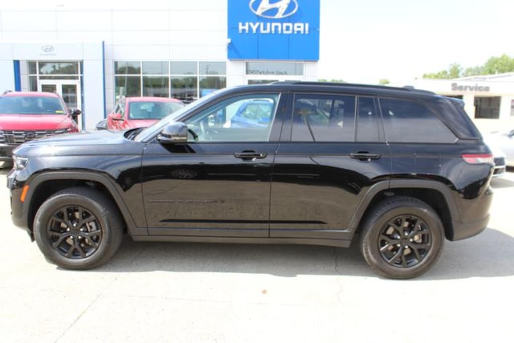 Used 2024 Jeep Grand Cherokee Altitude SUV